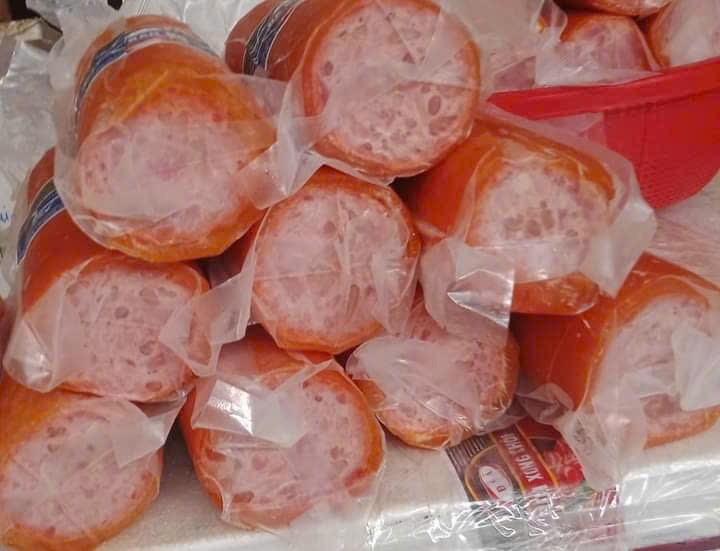 thịt jambon có lớp da màu đỏ bao bọc phía ngoài thường hay được gọi là thịt da bao đỏ
