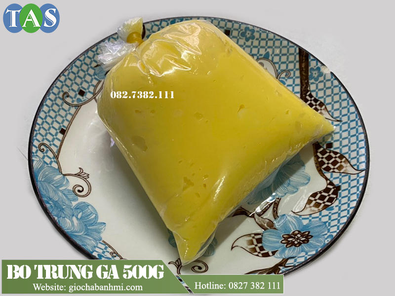 bơ có màu vàng nhẹ, dạng lỏng, hơi xệt, rất dễ phết