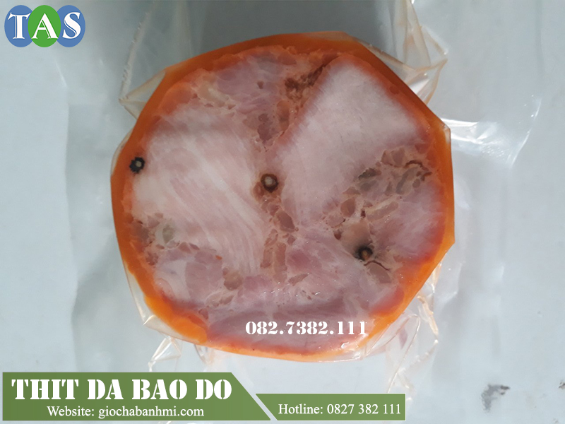 jambon truyền thống được đóng gói bao bì nilon nhỏ gọn, hút chân không kỹ lưỡng nên rất tiện lợi cho việc bảo quản và sử dụng sản phẩm