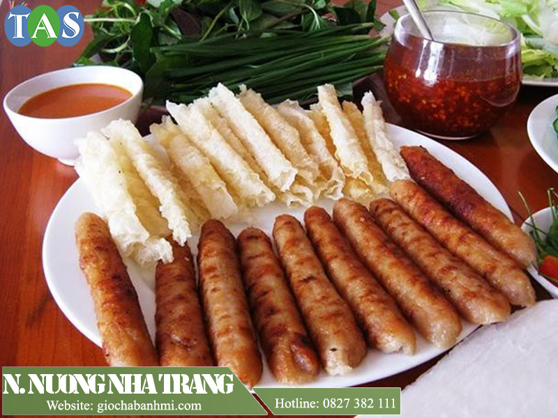 món nem nướng nha trang có màu sắc rất tươi và hấp dẫn