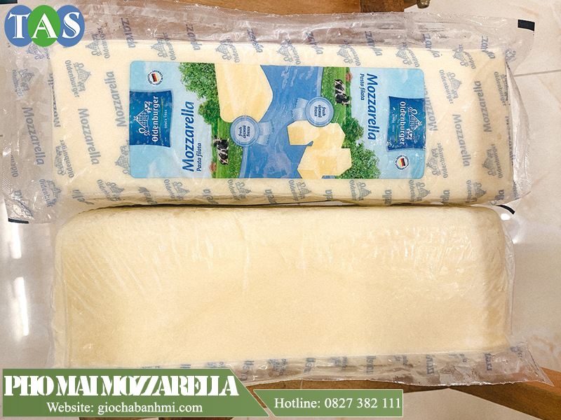hai loại phô mai khác biệt về màu săc của mozzarella đặt cạnh nhau hai loại phô mai khác biệt về màu săc của mozzarella đặt cạnh nhau